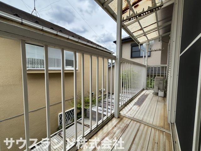八王子市下恩方町のバルコニー|透明感のある屋根が付いたバルコニーで、室内の明るさを保ちつつ雨を防いでくれます。十分な奥行きがあり、洗濯物を干す作業も無理なく行えます。お洗濯が多いご家庭でも、余裕を持って干せる頼もしい広さです。