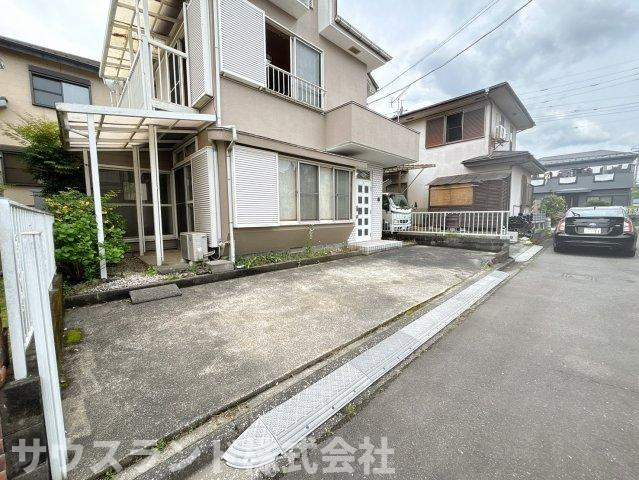 八王子市下恩方町の駐車場|敷地内には駐車場があり、お車をお持ちのご家庭にも便利です。毎日のお買い物や、週末のお出かけもスムーズ。大切な愛車を安心して停められます。