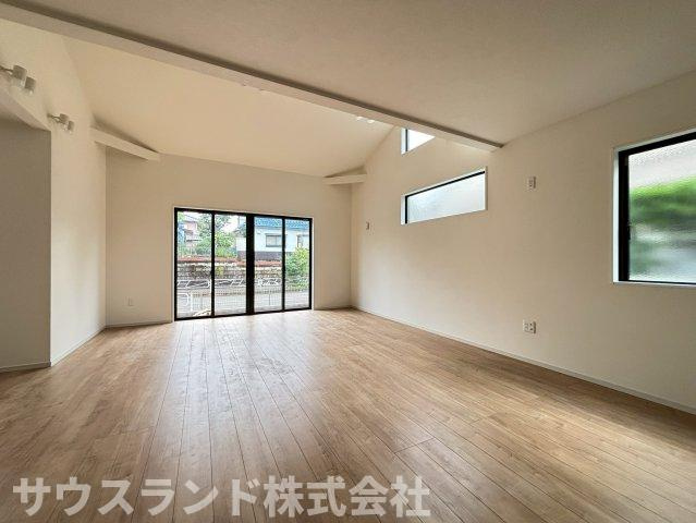 八王子市北野台30期の居間・リビング|リビングは一部吹抜けになっており、開放感のある住空間。ご家族みんなでのびのびとお過ごしいただけます。