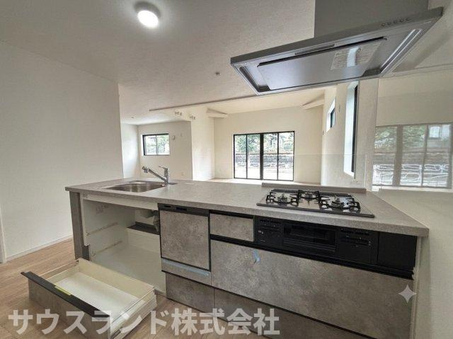 八王子市北野台30期のキッチン|スライド収納付。小分けして物をしまえるうえに、パスタ鍋や圧力鍋等の出し入れもスムーズにできます。