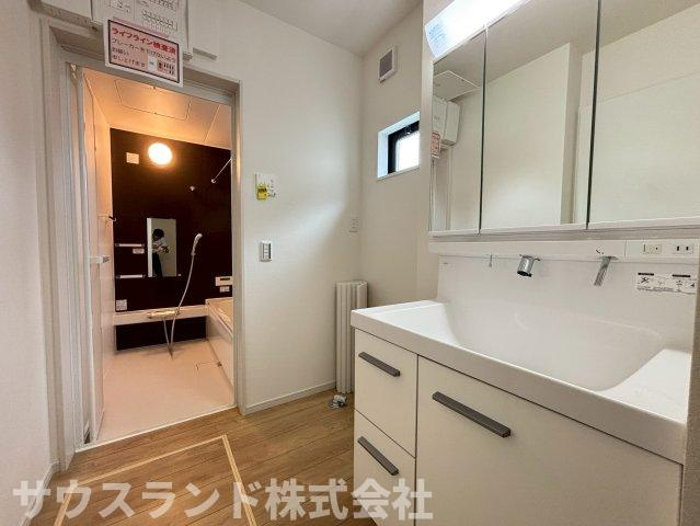 八王子市北野台30期の脱衣所|水回りにも窓が設けられており、換気良好。黴の発生を抑え、掃除などメンテナンスが楽になります。