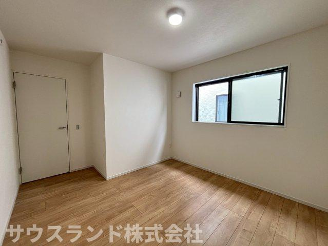 八王子市北野台30期の寝室|やさしい木目の床と窓からの光が心地よい、落ち着いて過ごせる洋室。収納も備え、使いやすい一室です。