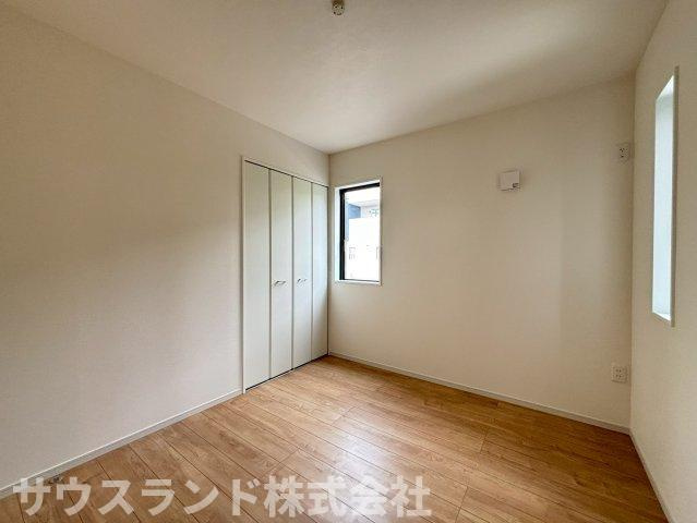 八王子市北野台30期の洋室|二面採光で光と風を取り込む明るい洋室。シンプルな空間で、寝室や趣味、在宅ワークにも心地よく使えます。