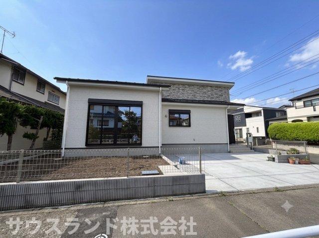 八王子市北野台30期の前面道路含む現地写真|平屋ならではの暮らしやすさに、4LDKへ変更できる自由度をプラス。将来の暮らしまで見据えたお住まい。