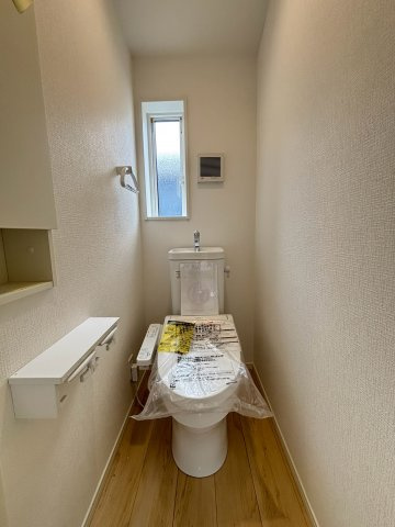 八王子市泉町　17号棟のトイレ|窓から自然光が入り、明るく清潔感があふれるトイレです。温水洗浄便座が備わっており、一年を通して快適にご利用いただけます。お掃除もしやすい設計のため、いつでも綺麗で気持ちの良い空間を保てます。
