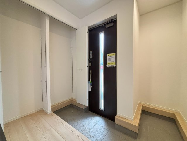 八王子市泉町　17号棟の玄関|大容量のシューズボックスが備わった、収納力のある玄関です。ご家族全員の靴をすっきりと整理整頓できるため、いつでも綺麗な状態を保てます。雨の日用の傘やアウトドアグッズの収納にも重宝して便利です。