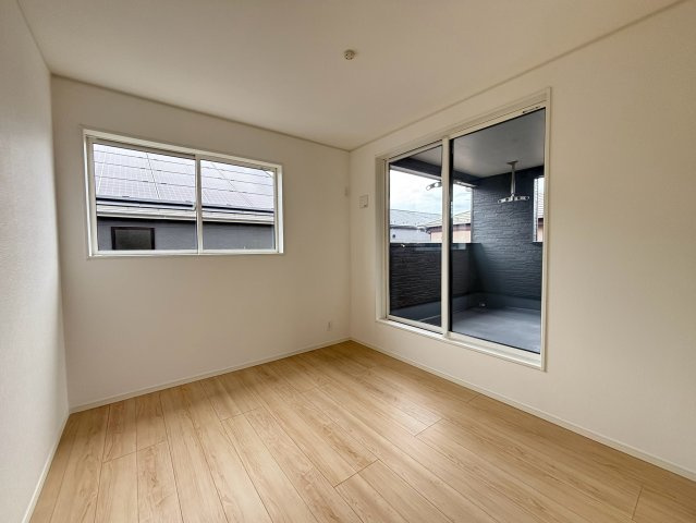 八王子市泉町　17号棟の洋室|どんな家具にも合わせやすい、シンプルな内装で仕上げられた洋室です。主寝室として大きめのベッドを置いても、ゆったりとくつろげる空間が広がります。一日の終わりに静かにリラックスしてお休みいただけます。