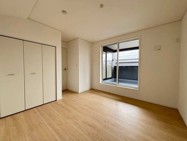 八王子市泉町　17号棟の洋室|趣味のお部屋やテレワーク用の書斎としても活用できる、使い勝手の良い洋室です。お好みのインテリアを並べて、ご自身が心地よく過ごせる空間を作ることができます。集中して作業をしたい時にもぴったりです。