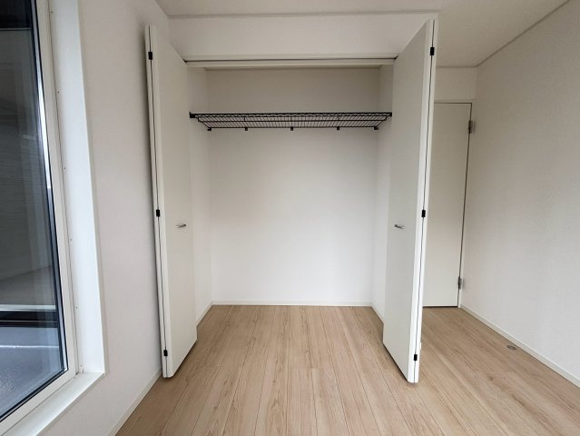 八王子市泉町　17号棟の収納|衣類をシワにならずに掛けておけるハンガーパイプが付いたクローゼットです。上段には帽子やカバンなどの小物類も綺麗にまとめて収納できます。お部屋の中に物が溢れず、すっきりと片付いた状態を保てます。