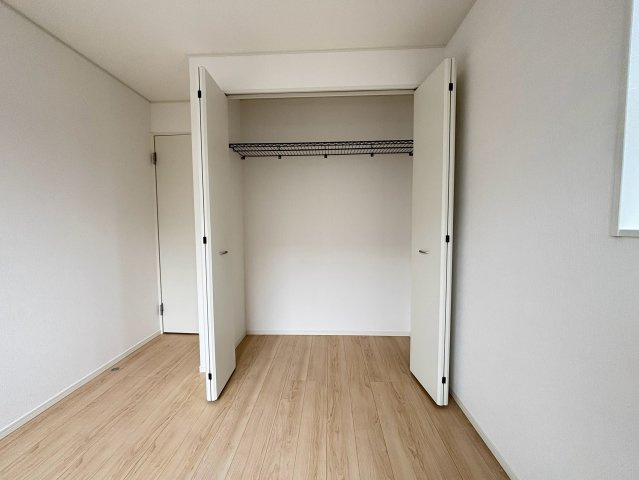 八王子市泉町　17号棟の収納|奥行きがあり、季節ごとの家電や大きめの荷物もしっかりと収納できる便利なスペースです。普段はあまり使わない来客用の寝具などもまとめてしまっておけるため、居住スペースを広く快適にお使いいただけます。