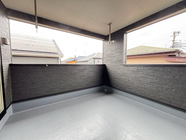 八王子市泉町　17号棟のバルコニー|陽当たりが良く、お洗濯物やお布団がふっくらと乾く広々としたバルコニーです。風通しも良好で、休日の朝には外の新鮮な空気を吸ってリフレッシュすることができます。ちょっとしたガーデニングも楽しめます。