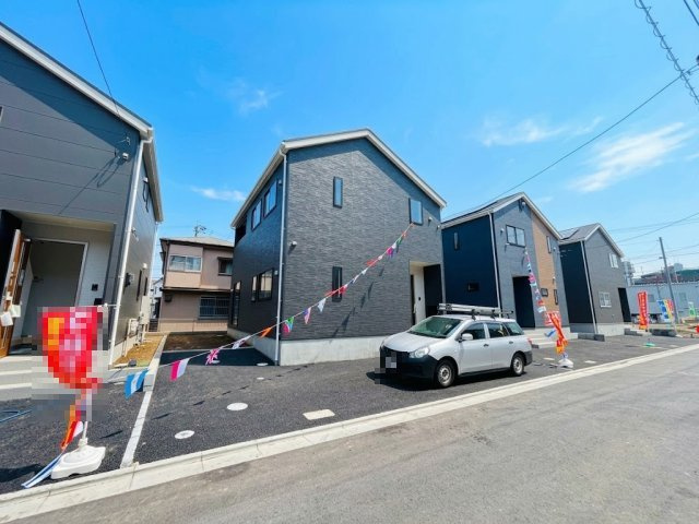 八王子市泉町　17号棟の前面道路含む現地写真|見通しが良く、お車の出し入れもスムーズに行えるゆとりある前面道路です。歩行者の確認もしやすく、毎日の通勤やお出かけの際も安心です。お子様と一緒に手をつないで安全に歩くことができる環境が整っています。