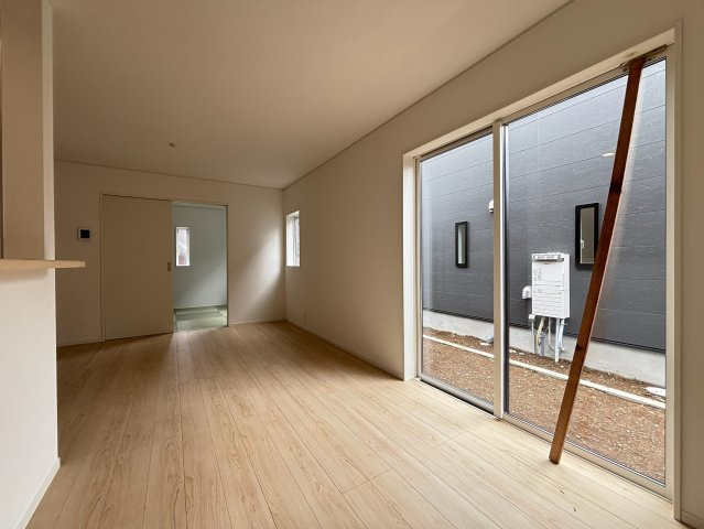 八王子市泉町　17号棟の居間・リビング|ご家族みんなが集まっても窮屈さを感じない、ゆったりとした広さが魅力のリビングです。大きな窓からたっぷりと自然光が降り注ぎます。あたたかな日差しの中で、ペットと一緒にのんびりと過ごすのもおすすめです。