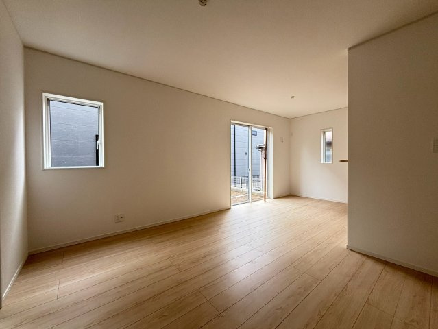 八王子市泉町　17号棟の居間・リビング|どんな色合いのラグやカーテンにも馴染む、シンプルな内装のリビングです。季節に合わせて家具の配置や模様替えも楽しく行えます。お好みのインテリアを飾り、心地よく過ごせるくつろぎ空間を作っていただけます。