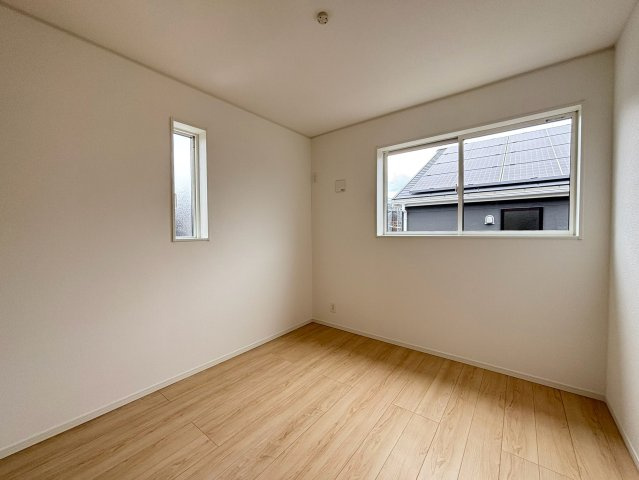 八王子市泉町　17号棟の洋室|プライベートな時間を静かに過ごすことができる、落ち着いた雰囲気の洋室です。読書を楽しんだり音楽を聴いたりとご自身の趣味を満喫できます。たっぷりの収納スペースが毎日の生活空間を快適に保ってくれます。