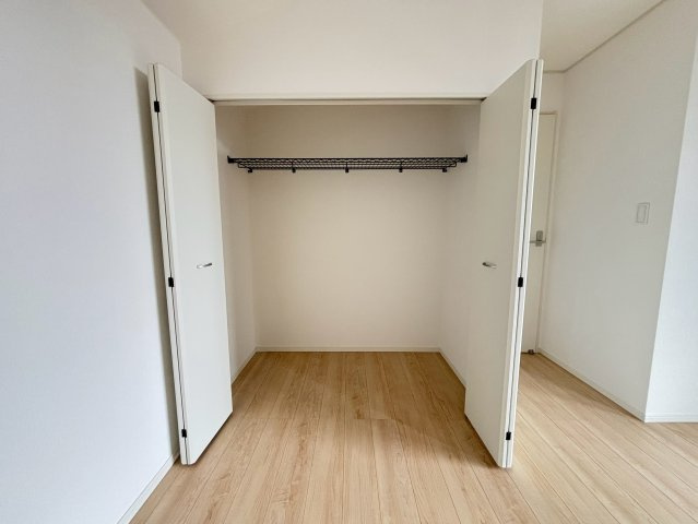 八王子市泉町　17号棟の収納|扉が大きく開き、どこに何があるかひと目で分かる使い勝手の良いクローゼットです。上部の棚にはカバンや帽子などの小物を、ハンガーパイプにはコートやワンピースをシワにならずにたっぷりと収納いただけます。