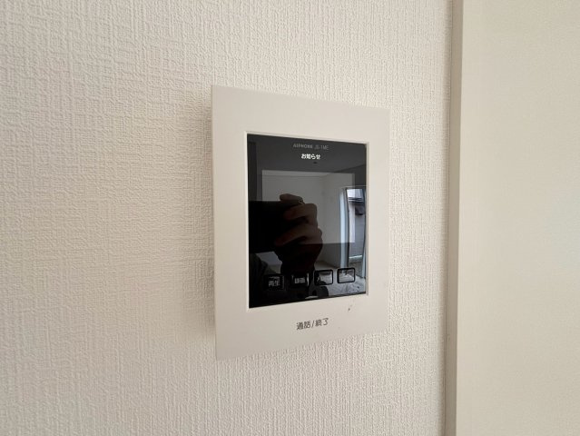 八王子市泉町　17号棟のセキュリティ|画面越しに訪問者の顔をしっかりと確認できるモニター付きインターホンです。留守中の来客も録画機能で後からチェックできるため、お子様だけでお留守番をしていただく際にも防犯面での安心感がぐっと高まります。