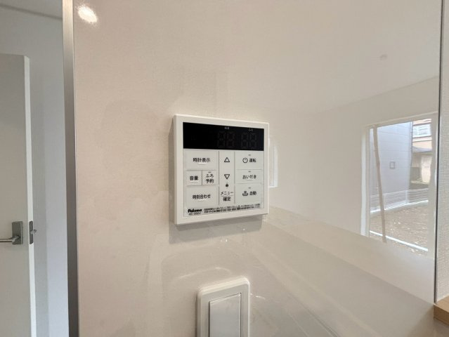 八王子市泉町　17号棟の設備|お風呂の準備などがキッチンなどからでもボタンひとつで手軽に行える便利な給湯器リモコンです。帰宅後すぐに温かいお湯に浸かることができ、家事や育児で忙しい毎日の負担を軽くしてくれる心強い味方となります。