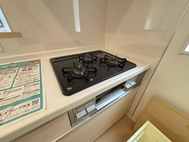 八王子市泉町　17号棟のキッチン|一度に複数のお料理を効率よく作ることができる、使い勝手の良い３口コンロです。フラットな天板でお手入れも簡単なので、吹きこぼれた際もサッと拭き取るだけでいつでも清潔なキッチンを保っていただけます。