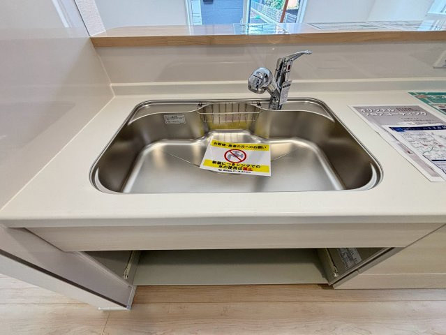 八王子市泉町　17号棟のキッチン|大きなお鍋やフライパンもゆったりと洗える、広々としたシンクです。スポンジなどを置いておけるラックも備わっており、水回りもすっきりと片付きます。お子様と並んで楽しく食器洗いのお手伝いもできる広さです。