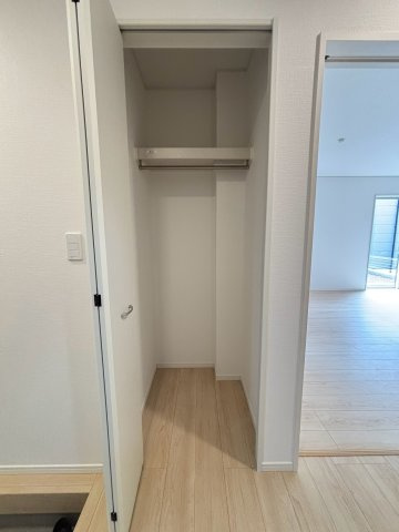 八王子市泉町　17号棟の収納|廊下などのちょっとした空間を有効活用した便利な収納スペースです。日用品のストックやお掃除道具など、サッと取り出したいアイテムをしまっておくのに重宝します。お部屋の中に物が溢れずすっきりと過ごせます。