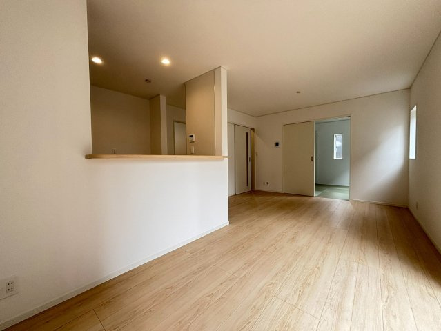 八王子市泉町　17号棟の居間・リビング|隣り合うお部屋との仕切りを開ければ、さらに広々とした空間としてお使いいただけるリビングです。お子様が元気いっぱいに遊ぶスペースとしても活躍します。急な来客時にも柔軟に対応できてとても便利です。