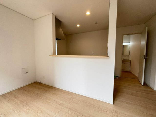 八王子市泉町　17号棟のキッチン|リビングにいるご家族と楽しく会話をしながらお料理ができる、対面式のカウンターキッチンです。お子様がお絵かきや宿題をしている様子を優しく見守ることができるため、毎日の家事も安心でおすすめです。
