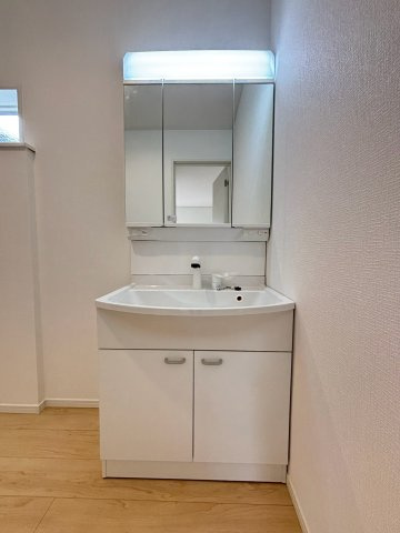 八王子市泉町　17号棟の独立洗面台|大きな鏡が設置された、使い勝手の良い独立洗面台です。洗面ボウルも広く、朝の忙しい時間帯のご家族の身支度もスムーズに進みます。歯ブラシや洗面用具などの小物類も綺麗に収納できてお手入れも簡単です。