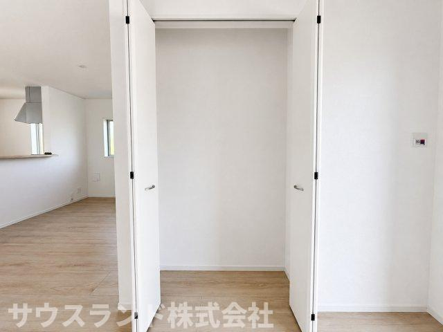八王子市泉町　4号棟の収納|何かと便利なリビング収納。掃除機など日常的に使うけど、片付け場所に困る物の収納におすすめです。