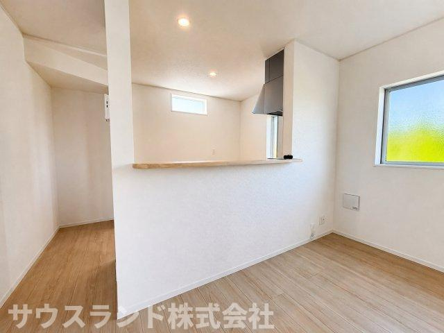 八王子市泉町　4号棟のキッチン|キッチンから配膳しやすく、家族の会話も自然と弾む心地よいダイニングスペースです。