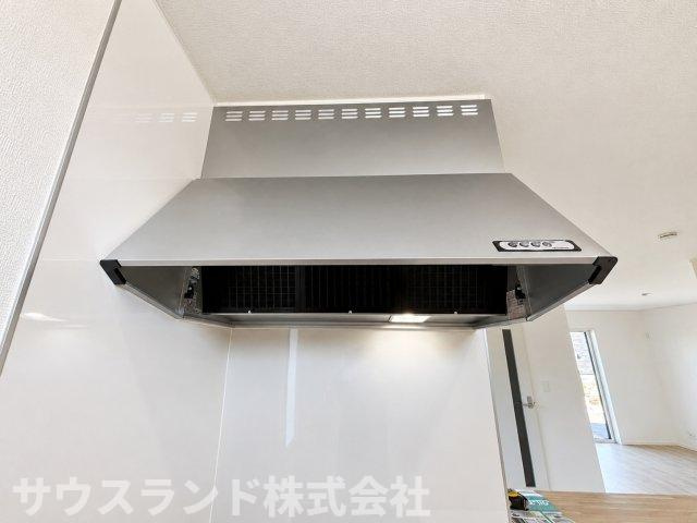 八王子市泉町　4号棟の設備|使い勝手のよいブーツ型レンジフードを採用。日々のお料理時間を快適にしてくれます。