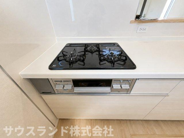 八王子市泉町　4号棟の設備|煮る・焼く・炒めるを同時にこなせる三口ガスコンロで、家事効率がぐっと高まります。