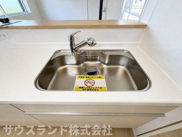 八王子市泉町　4号棟の設備|浄水器付き水栓を備えたキッチンで、毎日の料理や飲み水にも手軽にきれいな水を使えます。