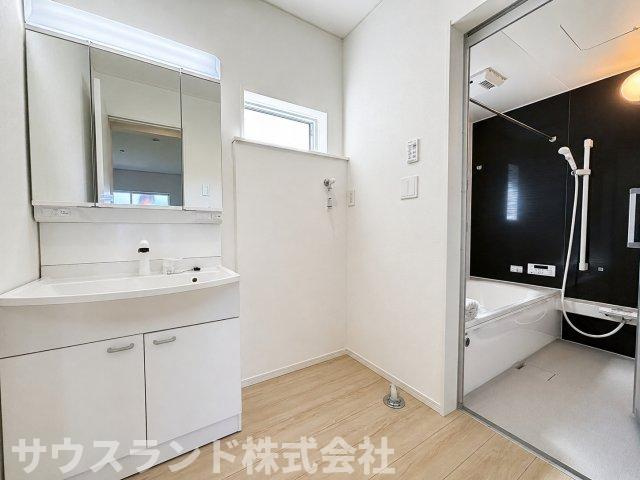 八王子市泉町　4号棟の脱衣所|水回りにも窓が設けられており、換気良好。黴の発生を抑え、掃除などメンテナンスが楽になります。