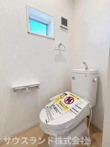 八王子市泉町　4号棟のトイレ|1階・2階それぞれにトイレがあるため、生活シーンに合わせて使い分けしやすいです。