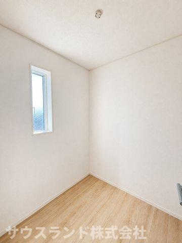 八王子市泉町　4号棟の収納|季節物や日用品のストックもすっきり片付く、住まいにゆとりを生み、居室を広く使える便利な2帖の納戸付。