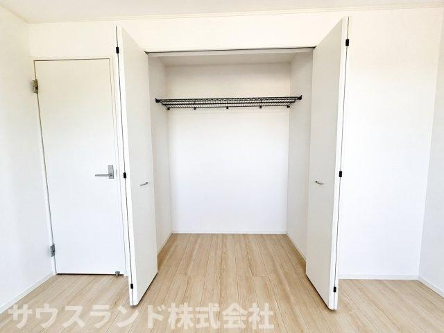 八王子市泉町　4号棟の収納|ワイドに開く扉で出し入れしやすい収納。毎日の片付けがしやすく、居室をすっきり保てます。