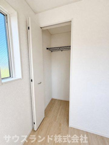 八王子市泉町　4号棟の収納|毎日の身支度もしやすい収納スペース。お部屋を広く保てる便利なクローゼットです。