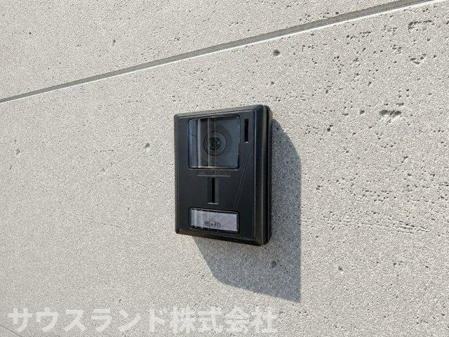 八王子市泉町　4号棟の防犯設備|玄関先の様子を室内で確認できるカメラ付きインターフォンで、防犯面にも安心です。