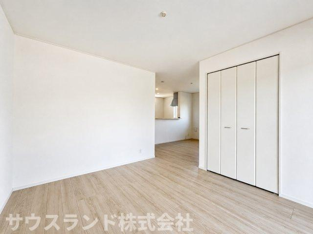 八王子市泉町　4号棟の居間・リビング|リビング・ダイニング・キッチンがほどよく分かれる雁行型。空間にメリハリがあり、家具配置もしやすいです