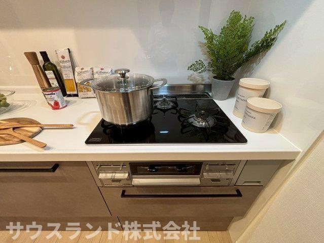 マイキャッスル八王子元横山町の設備|煮る・焼く・炒めるを同時にこなせる三口ガスコンロで、家事効率がぐっと高まります。