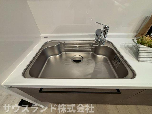 マイキャッスル八王子元横山町の設備|浄水器付き水栓を備えたキッチンで、毎日の料理や飲み水にも手軽にきれいな水を使えます。