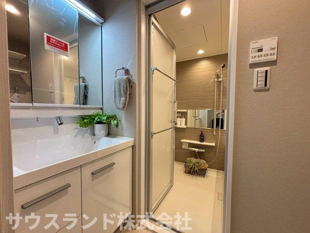 マイキャッスル八王子元横山町の脱衣所|コンパクトながら清潔感のある洗面脱衣所。毎日の身支度をすっきり快適に支えます。