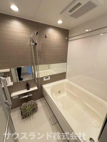 マイキャッスル八王子元横山町の浴室|空間をより広く感じられるワイドミラーを採用し、心地よい癒しの時間を。