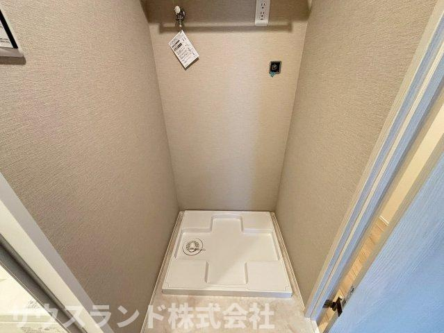 マイキャッスル八王子元横山町のランドリースペース|洗濯機置場にはパン付き。もしもの水漏れで床が傷むのを防いでくれたり、振動を軽減してくれます。