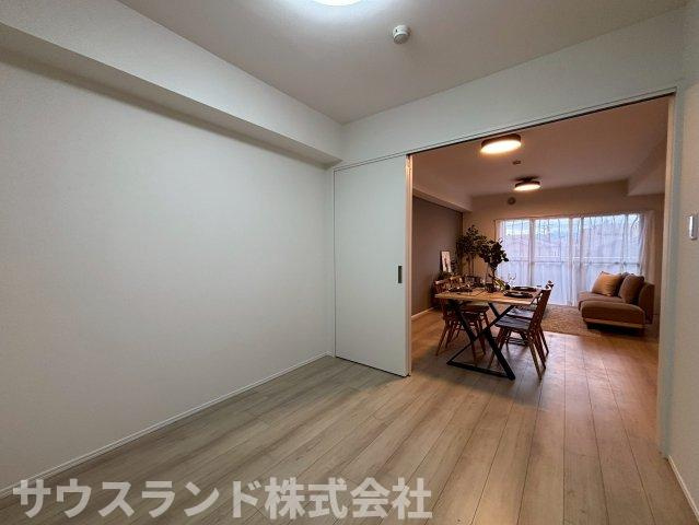 マイキャッスル八王子元横山町の洋室|リビングとフラットに隣接している洋室は、扉を開放することでリビングの延長としても利用可能。