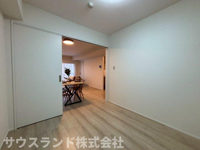 マイキャッスル八王子元横山町の洋室|ナチュラルな内装が心地よい洋室。すっきりとした空間で、自分らしいインテリアを楽しめます。