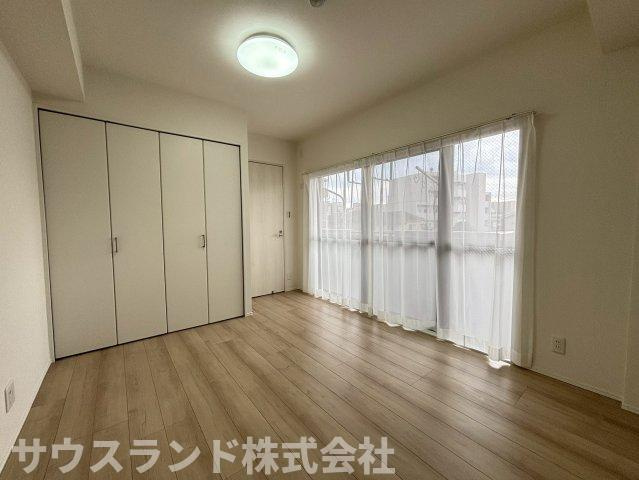 マイキャッスル八王子元横山町の寝室|窓が大きく設けられ、開放感のある洋室。ゆったりとしたプライベートタイムが想像できます。