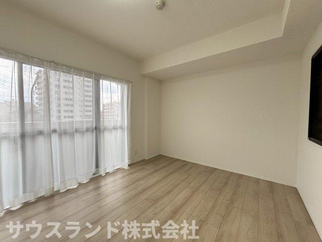 マイキャッスル八王子元横山町の寝室|開放感あふれる窓からの光が、心地よい空間を演出。