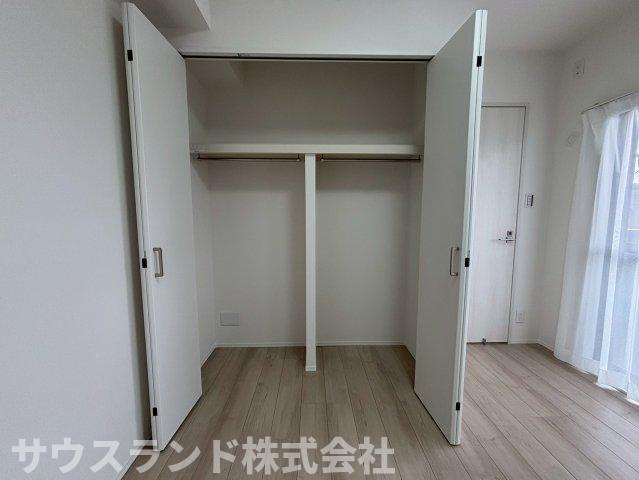 マイキャッスル八王子元横山町の収納|ワイドに開く扉で出し入れしやすい収納。毎日の片付けがしやすく、居室をすっきり保てます。